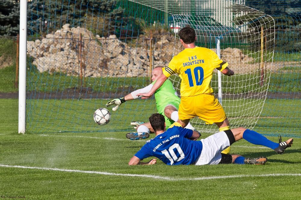 Stal Sanok (na niebiesko) zdominowała rywala, ale zdobyła tylko jedną bramkę (fot. Tomasz Sowa). 