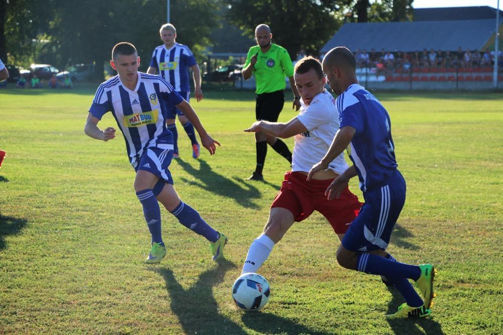 Stal Gorzyce (na niebiesko) w wygrała drugi mecz i podskoczyła nieznacznie w ligowej tabeli. 