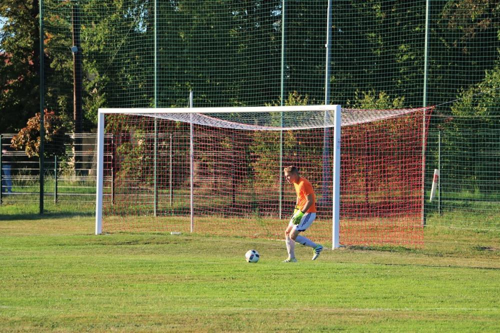Bramkarz Wiązownicy - Bartłomiej Michałowicz - zachował czyste konto, choć Polonia często gościła w jego polu karnym (fot. Natalia Styś). 