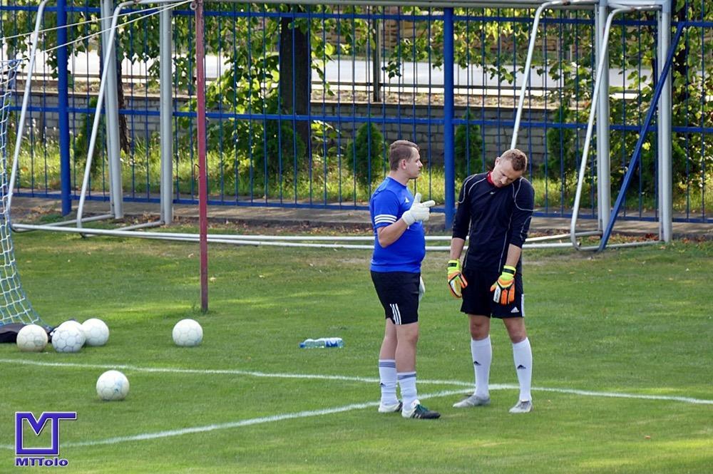Piotr Stachurski - z prawej - uratował swój zespół przy rzucie karnym (fot. Mieczysław Turczyn)