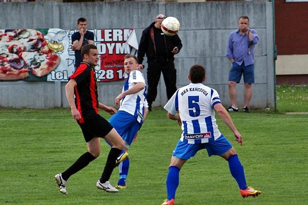 Trener MKS-u Kańczuga Krzysztof Sierżęga (drugi z prawej) może być zadowolony z wyników ostatniej kolejki (fot. Mieczysław Turczyn)