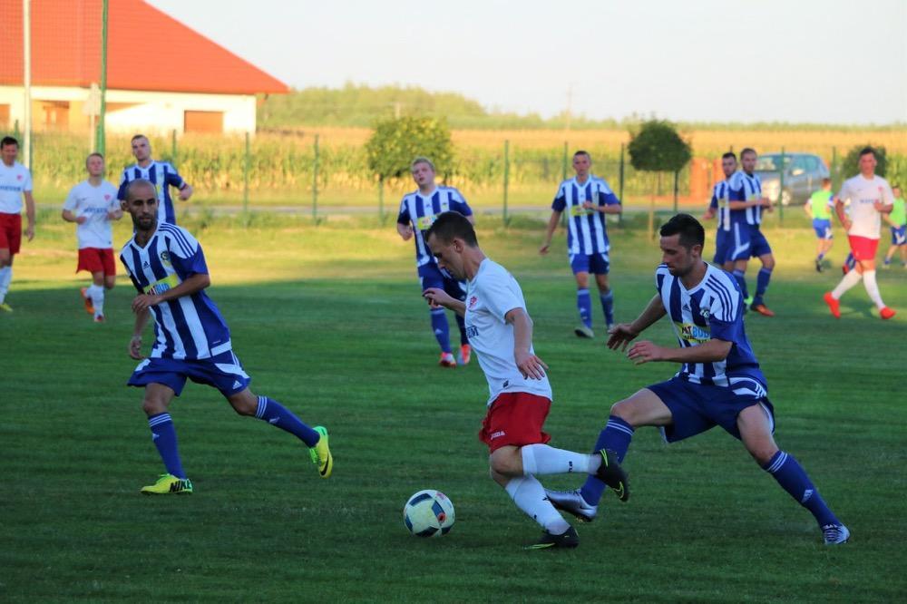 Viktor Sakhniuk (na pierwszym planie z prawej) jest ważnym punktem zespołu Stali Gorzyce (fot. Natalia Styś). 