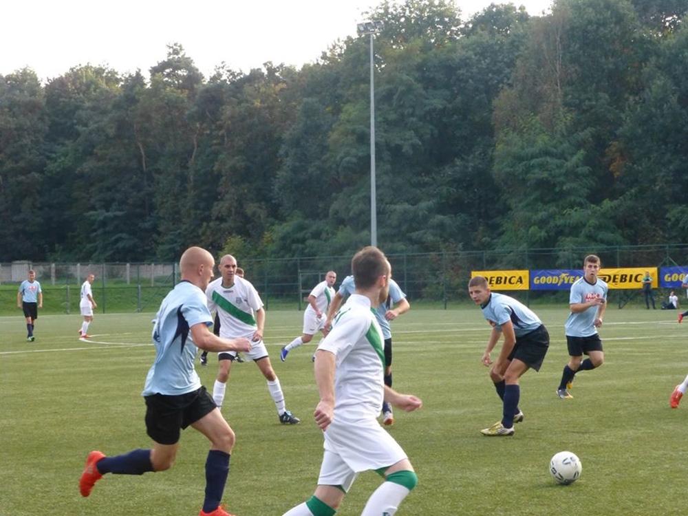 LKS Brzeźnica (na niebiesko) zmierza do awansu do A klasy (fot. facebook.com/wisloka1908)