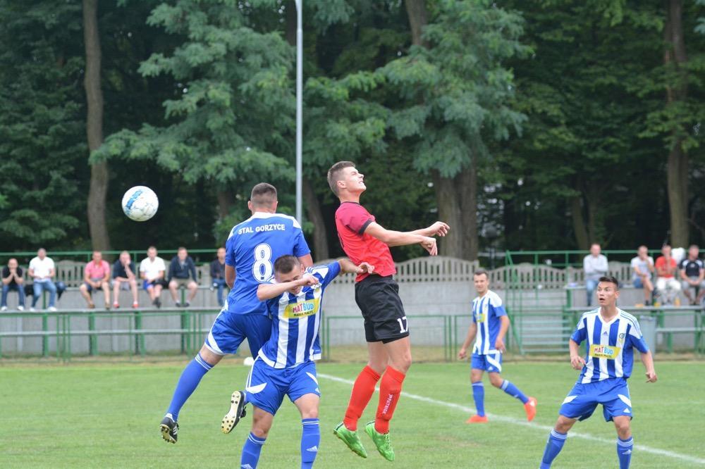 Stal Gorzyce (na niebiesko) dopisała do swojego drobobku kolejny cenny punkt. 