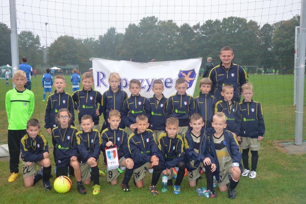 Szczęśliwa drużyna z piłkarskiej szkółki z Ropczyc (fot. soccer-ropczyce.info)