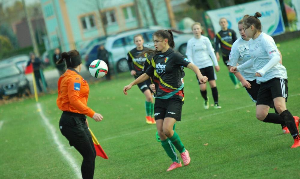 Piłkarki Sokoła Kolbuszowa Dolna (ciemne stroje) nie urwały punktów liderowi (fot. facebook.com/SokolKD)
