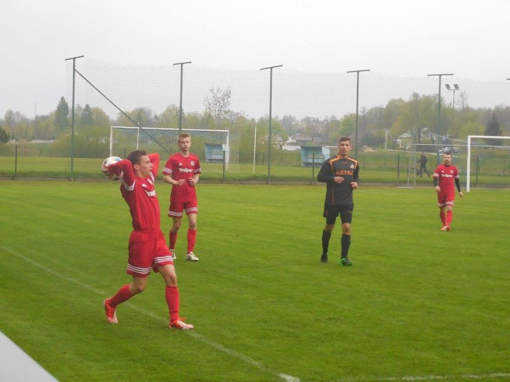 Stobierna - na czerwono - grała do końca. (fot. facebook.com/KSStobierna)