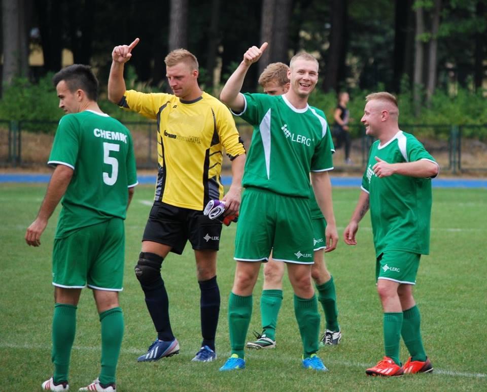 Mateusz Kochan (drugi z lewej) do niedawna występował w Chemiku Pustków (fot. facebook.com/ChemikPustkow)
