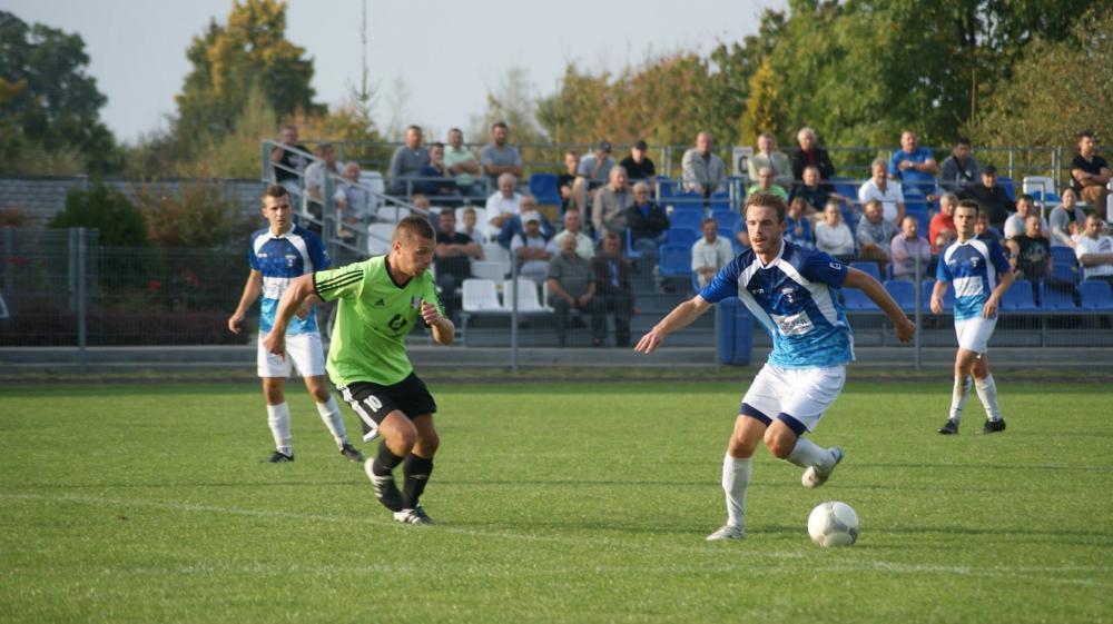 Trafienie Vasyla Hirki (z piłką) dało Błękitnym punkt (fot. facebook.com/mksblekitniropczyce/)