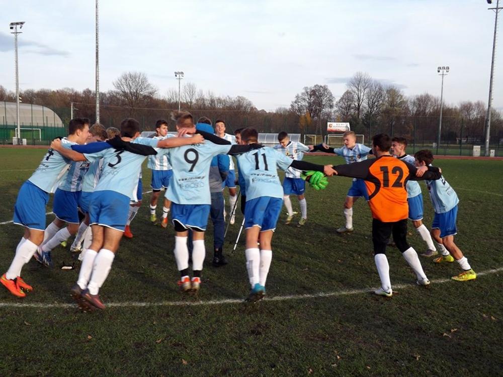 Tak z awansu cieszyli się juniorzy Karpat Krosno (fot. facebook.com/KSKarpatyKrosno/)