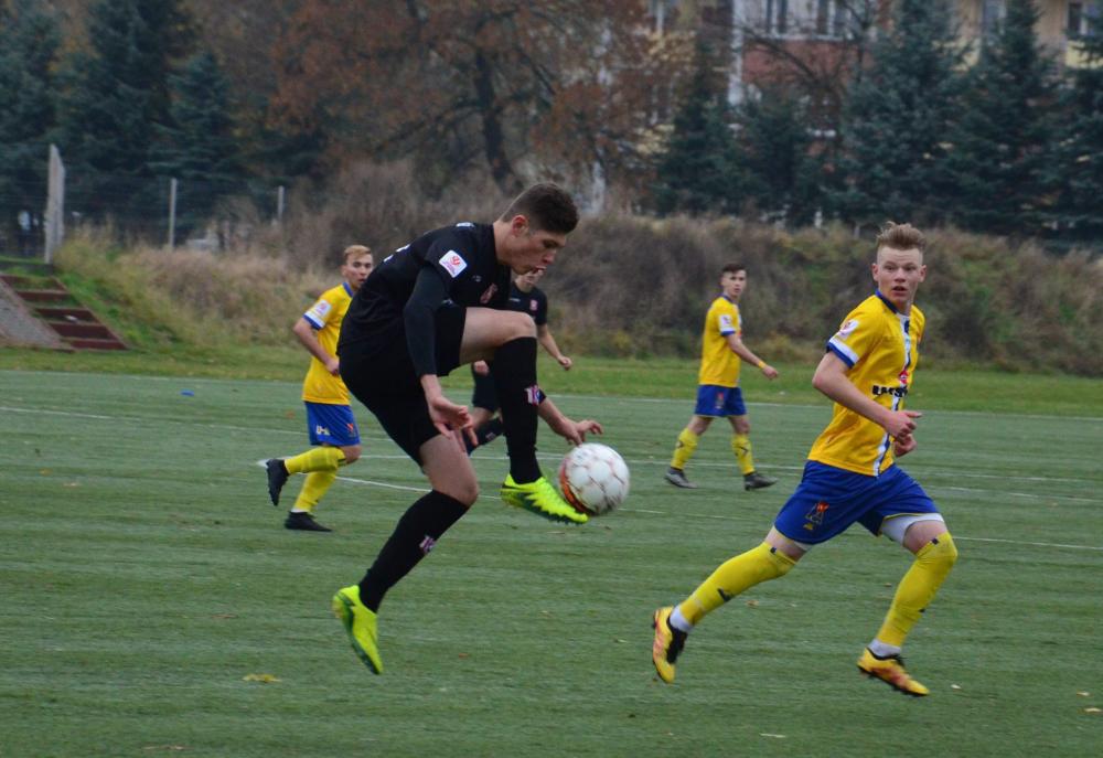 Z piłką Piotr Gogola (fot. facebook.com / Razem w CLJ/)