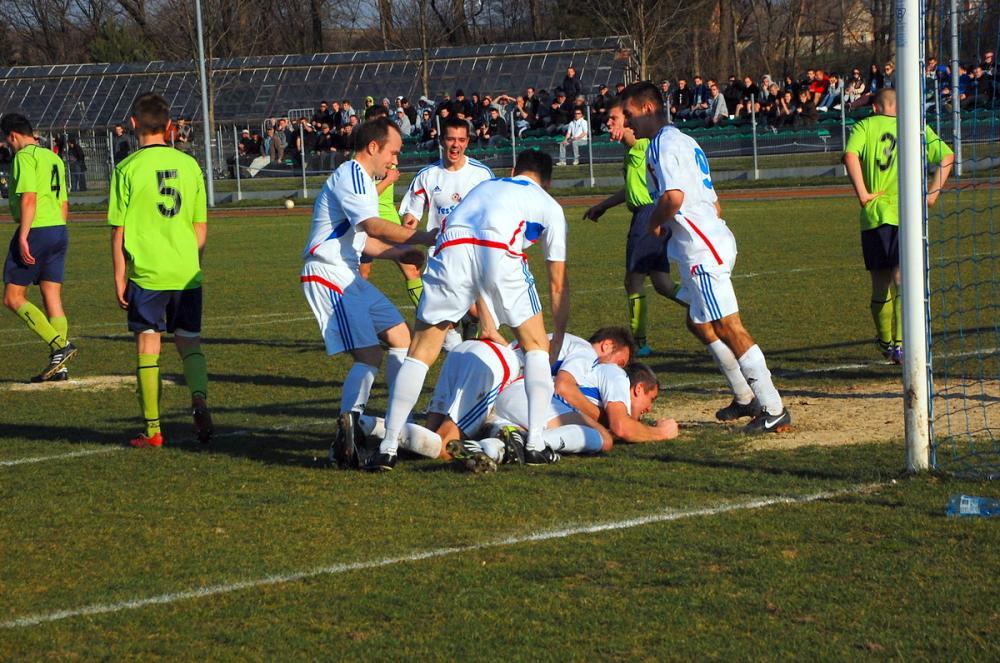 Gracze Jedności Niechobrz odnieśli dziewiąte zwycięstwo w lidze (fot. Mieczysław Turczyn)