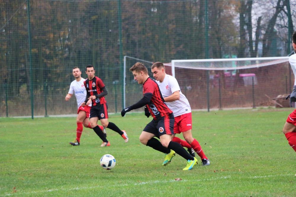  Na połmetku rozgrywek liderem jest Wólczanka Wólka Pełkińska - czerwono-czarna stroje. (fot. Natalia Styś).  