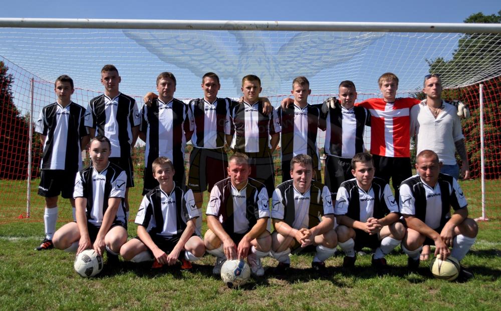 Kosowy w przeszości prowadził Krystian Pydych. Na zdjęciu stoi pierwszy z prawej. (fot. http://orzelkosowy.futbolowo.pl/) 