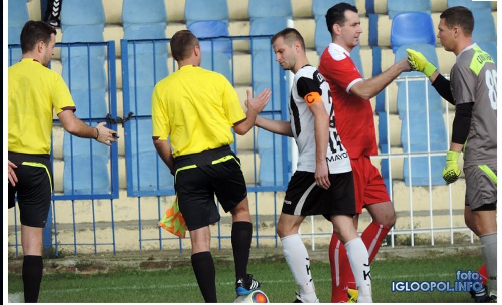 Damian Socha (drugi z prawej) zdobył gola dla Igloopolu w sparingu z Wolanią (fot.igloopol.info) 