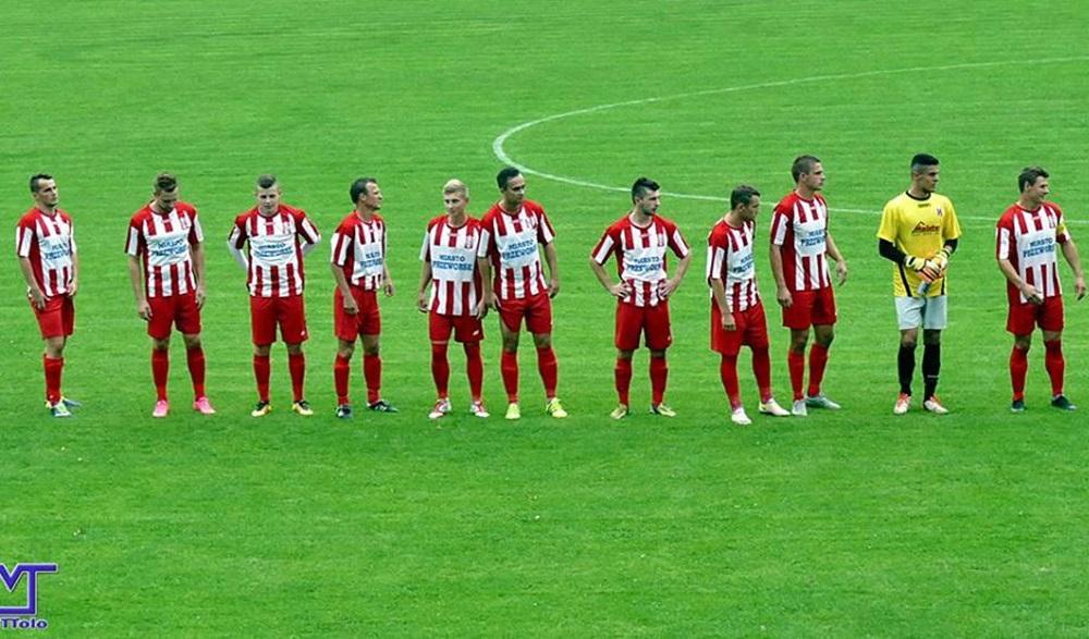 Odmieniony zespól Orła w starciu z Rzemieślnikiem pokazał niezły futbol (fot. Mieczysław Turczyn)