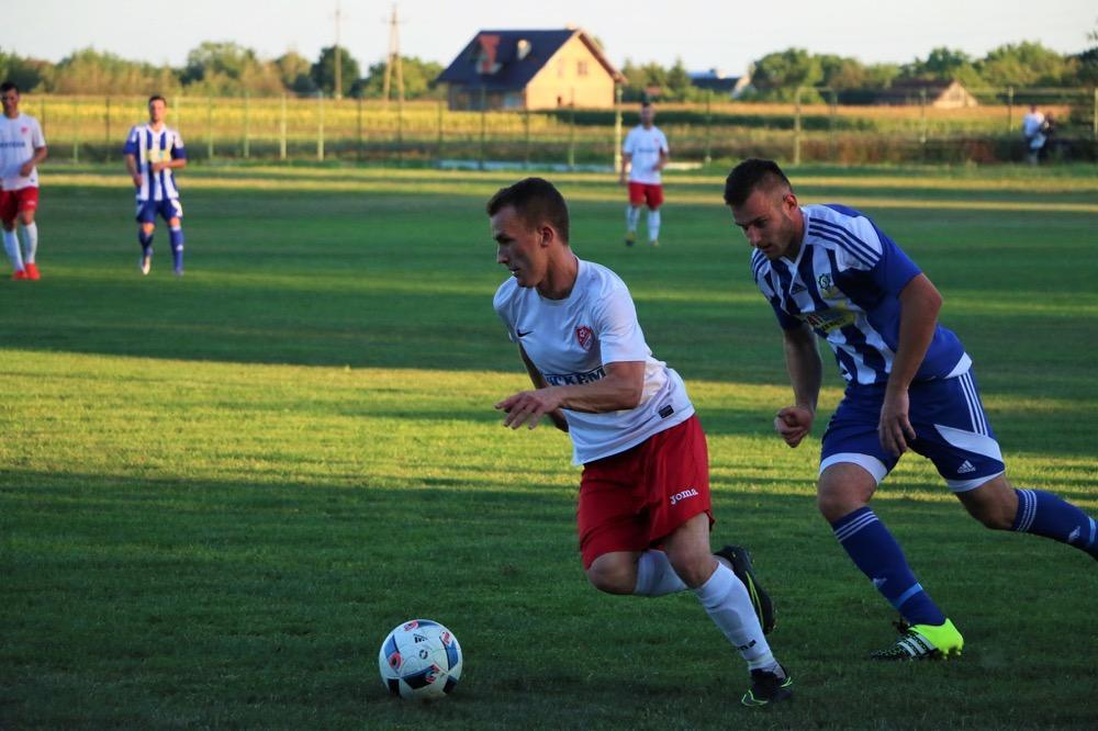 Sebastian Pawlak (z piłką) zdobył pierwszego gola w meczu Czarnych z Wiązownicą (fot. Natalia Styś)