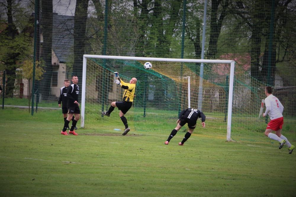 Obrona Wisłoka Wiśniowa miała sporo pracy, ale gościom udało się wywalczyć w Jaśle punkt (fot. Natalia Styś / archiwum)