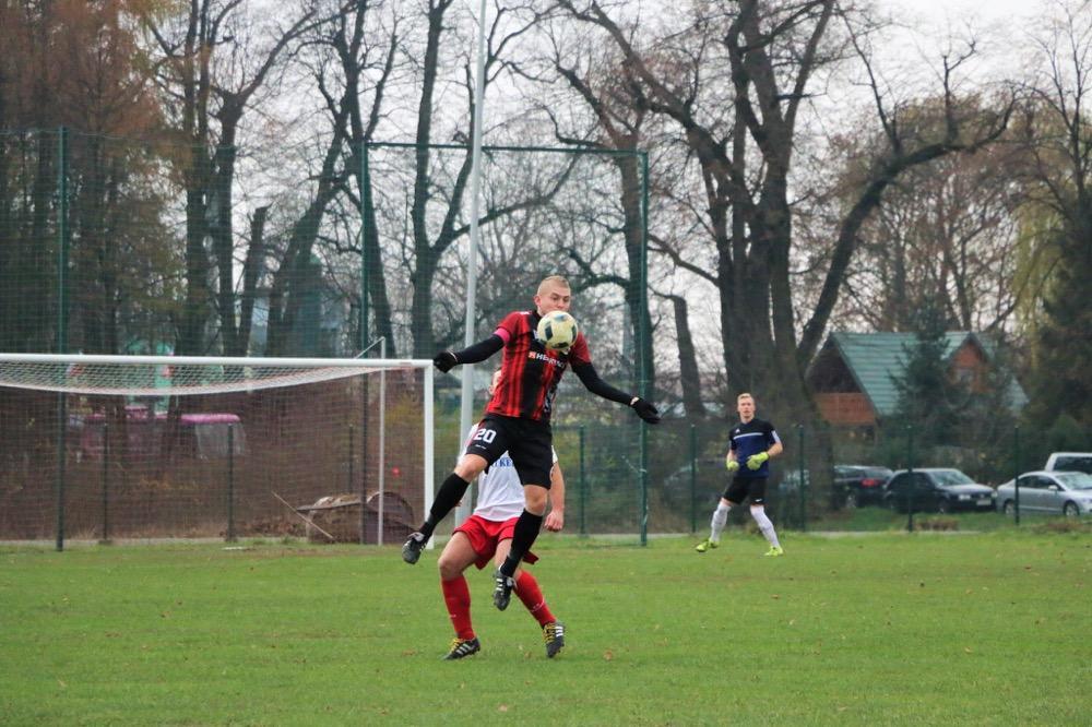 Krzysztof Pietluch (przyjmuje piłkę) pewnie zmierza po tytuł najlepszego strzelca 4 ligi (fot. Natalia Styś)