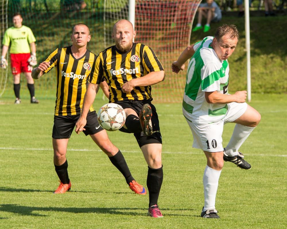Przełom (żółto-czerne pasy) po spadku z 4 ligi jest w czołówce krośnieskiej okręgówki (fot. Krzysztof Lubomski)