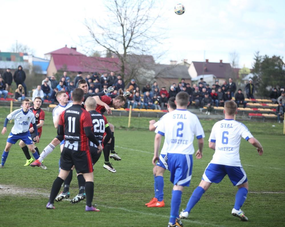 Stal (na biało) po ostatnich niepowodzeniach zdobyła cenne punkty (fot. Patryk Górecki / archiwum)