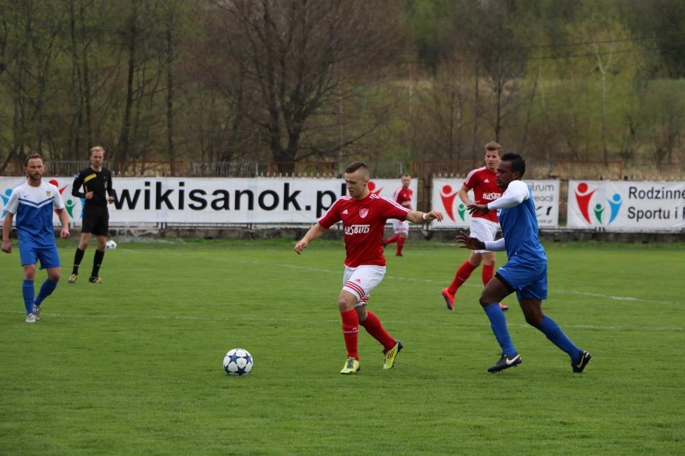 Kacper Rop (z piłką) zdobył kolejnego gola dla Wiązownicy. (fot. Natalia Styś)