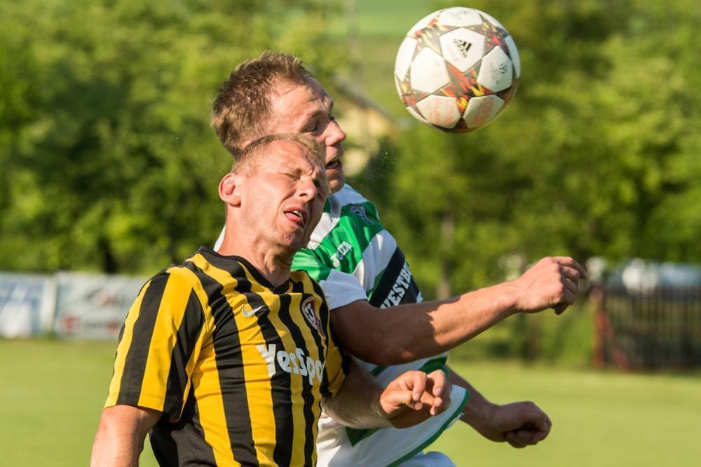 Daniel Niemczyk (z lewej) zdobył gola na wagę trzech punktów (fot. Krzysztof Lubomski)