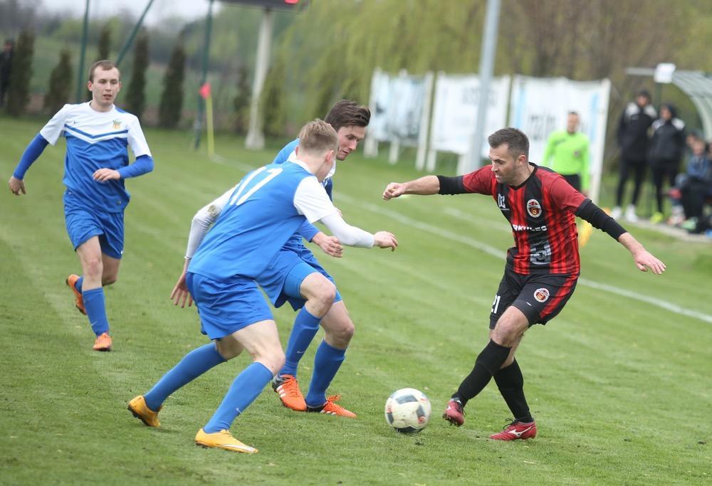 LKS Pisarowce (na niebiesko) wywiózł z Ropczyc bardzo ważne punkty (fot. Patryk Górecki) 