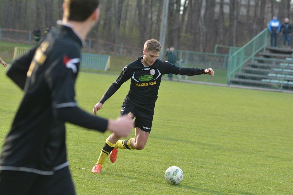 Piotr Gaca z (z piłką) w ostatnim sezonie grał w Sokole Kolbuszowa Dolna.