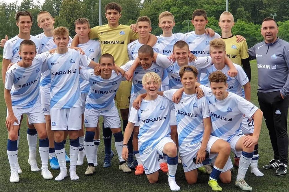 Kacper Cząba - pierwszy z prawej, w dolnym rzędzie (fot. Stal Rzeszów)