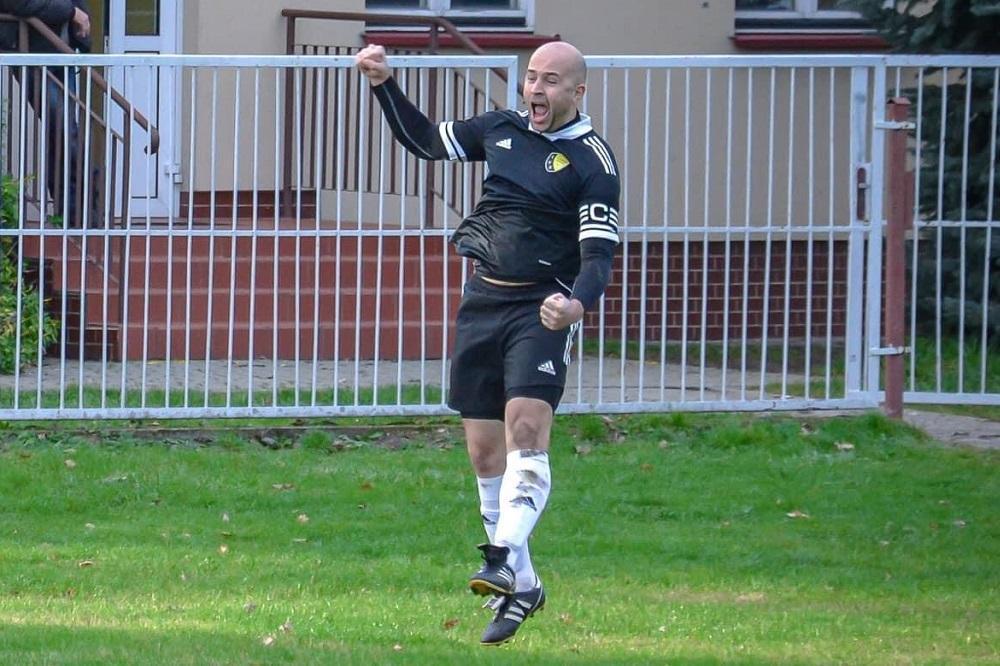 Kolejnego gola dla Czarnych zdobył trener Mateusz Dopart (fot. własne)