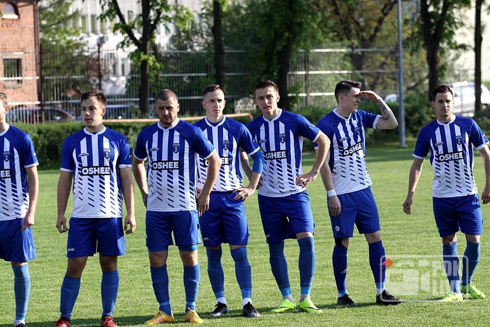 Szymon Piwowar - czwaty z prawej - zdobył zwycięskiego gola dla Błękitnych. 