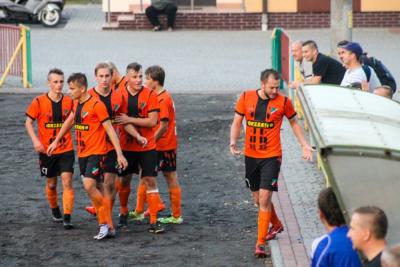 Łukasz Korab (pierwszy z prawej) kolejny raz pomógł swojej drużynie zdobyć ważne punkty (fot. facebook.com/kolbuszowianka1948)