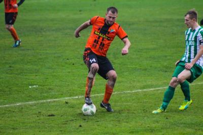 Łukasz Korab - z piłką - ustaliłwynik meczu (fot. facebook.com/kolbuszowianka1948/)