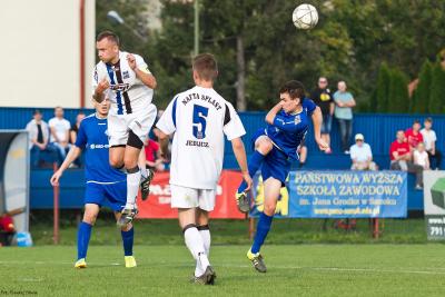 Nafta (na biało) kilka kolejektemu wysoko przegrała w Sanoku, ale trzyma się czołówki (fot. Tomasz Sowa)