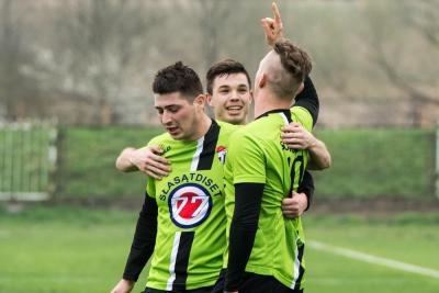 Sokół Sokolniki (na zielono) po spadku z 4 ligi, regularnie zdobywa punkty w okręgówce (fot. Krzysztof Lubomski / archiwum)