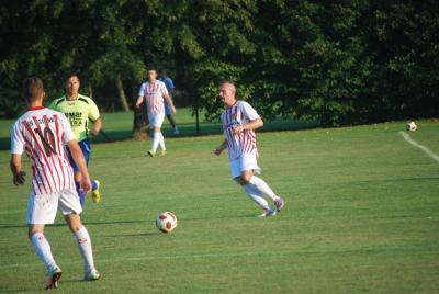 LKS Jasionka (biało-czerwone stroje) zremisowała z Koroną (fot. facebook.com/podkarpackapilkanozna)