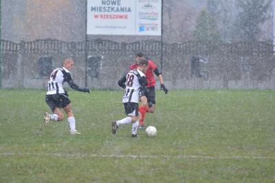 Z piłką Grzegorz Munia, zdobywca gola dla Czarnych Jasło. 