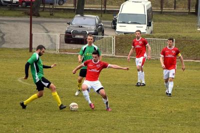 Zawodnicy Orła (na czerwono) zdobyli ważne punkty (fot. Krystian Pietrycha)