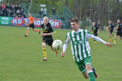 Adrian Nowak (z piłką) wyprowadził Wisłokę na prowadzenie, ale goście nie utrzymali korzystego wyniku do końca spotkania.