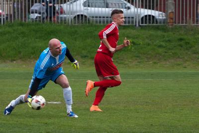 Krzysztof Petrykowski (z piłką) i Damian Polak i ich koledzy z Victorii w tym sezonie raczej nie awansują do 4 ligi(fot. lksvictoria.strefa.pl/)