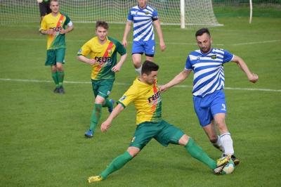 Stanisław Pruś (z piłką) zegna się z klubem z Radomyśla Wielkego (fot. sokol.linuxpl.com)