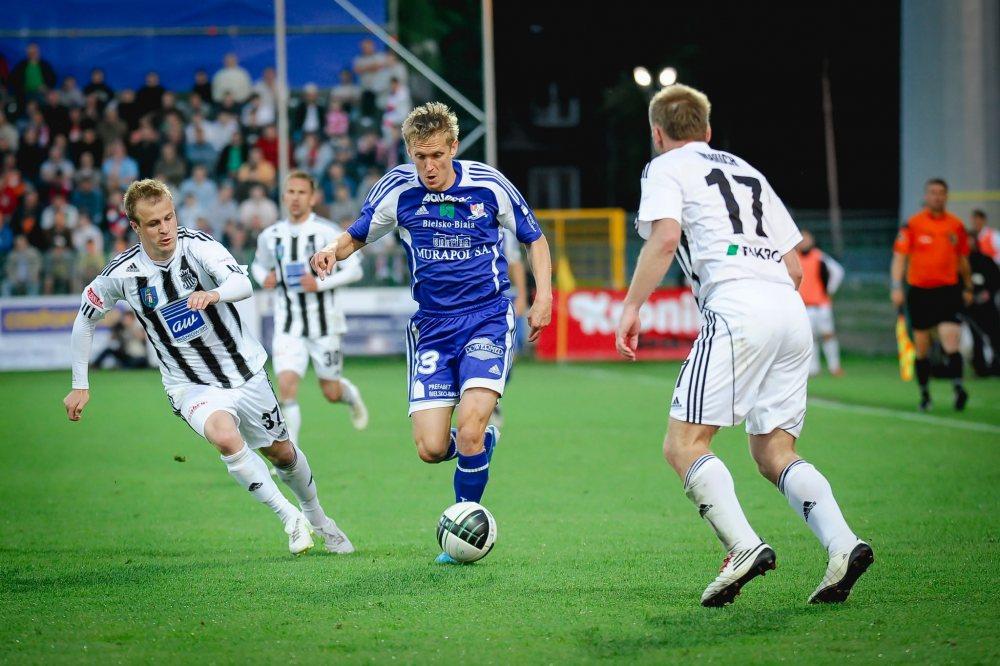Piłkarze Podbeskidzia Bielsko-Biała (niebieskie stroje) wygrali z Sandecją Nowy Sącz i awansowali do Betclic 1. Ligi (fot. facebook.com/ts.podbeskidzie)