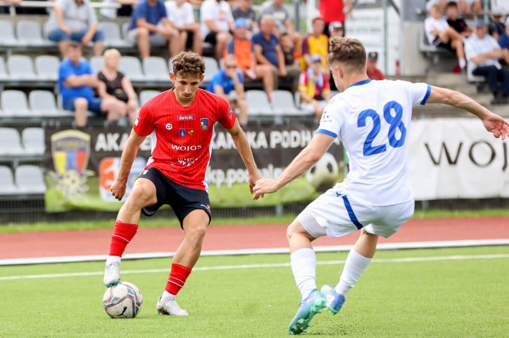 Piłkarze Podhala Nowy Targ (czerwono-czarne stroje) jako wicemistrzowie 3 ligi gr. IV, zagrają w barażach o promocję do wyższej ligi (fot. com/nkppodhalenowytarg)