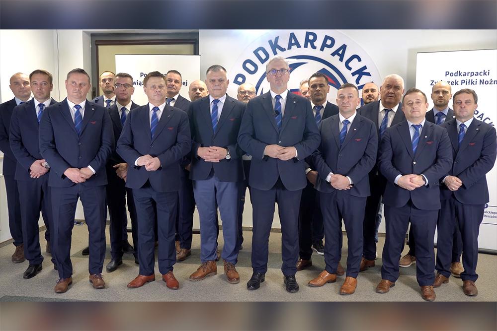 Jacek Adamski, wiceprezes Podkarpackiego ZPN, wraz z innymi działaczami stoją murew za prezesem Mieczysławem Golbą (fot. youtube / Podkarpacki Związek Piłki Nożnej)