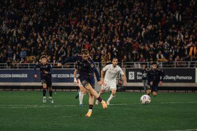 PKO Ekstraklasa: Pogoń Szczecin odwróciła wynik i rzutem na taśmę pokonała Cracovię