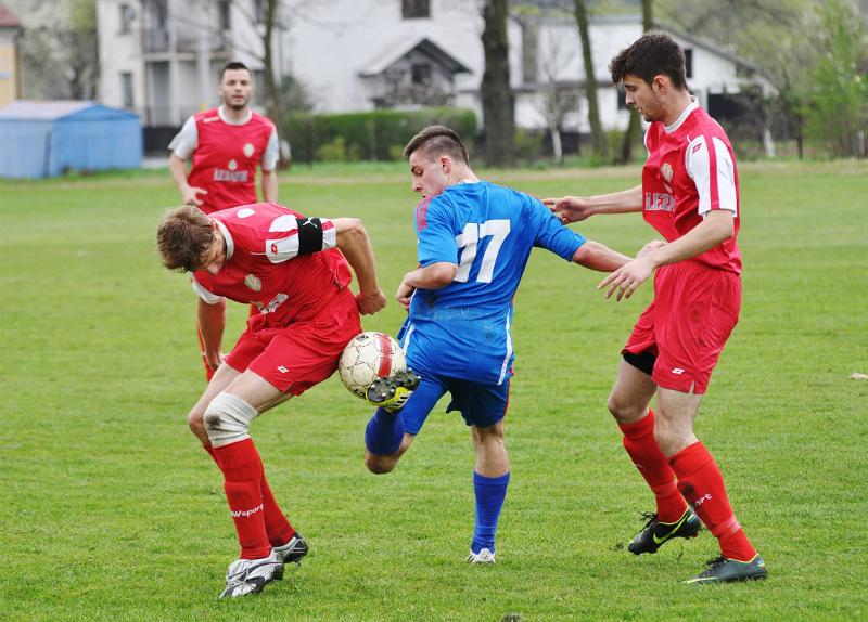 Pogoń Leżajsk (na czerwono) wygrała z Kolbuszowianką 2-1 (fot. Tomasz Ciombor)