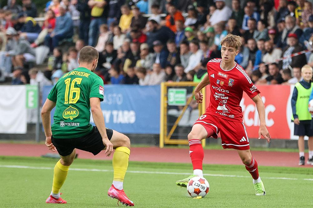 Piłkarze Podhala Nowy Targ (czerwone stroje) przygodę z 2 ligą rozpoczęli od efektownej wygranej (fot. facebook.com/nkppodhalenowytarg)