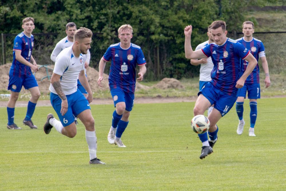 Polonia Przemyśl (niebieskie strone) przegrała u siebie z Karpatami Krosno (fot. Grzegorz Gajdzik)