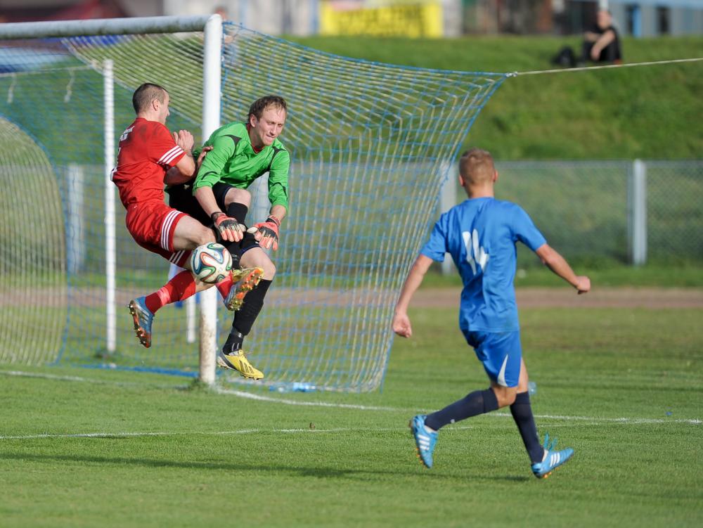 Piotr Krzanowski (na zdjęciu podczas intererwencji w meczu z Rzemieślnikiem Pilzno) obronił rzut karny i dał Polonii punkt na trudnym terenie.